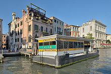 Fermata del vaporetto San Marcuola Canal Grande Venezia.jpg