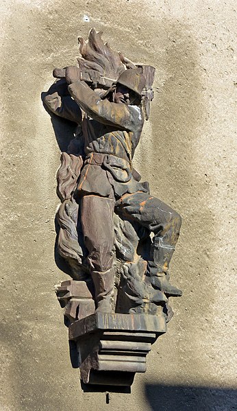 File:FeuerwehrKatharinenstraßeFigur2.jpg