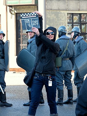 Une machiniste polonaise (ou assistante réalisateur) tient le clap avant le tournage d’un plan du film Black Thursday d’Antoni Krauze (2011).