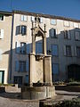 Fontaine ornée et sculptée située près de l'église Saint-Jacques de Villegoudou.