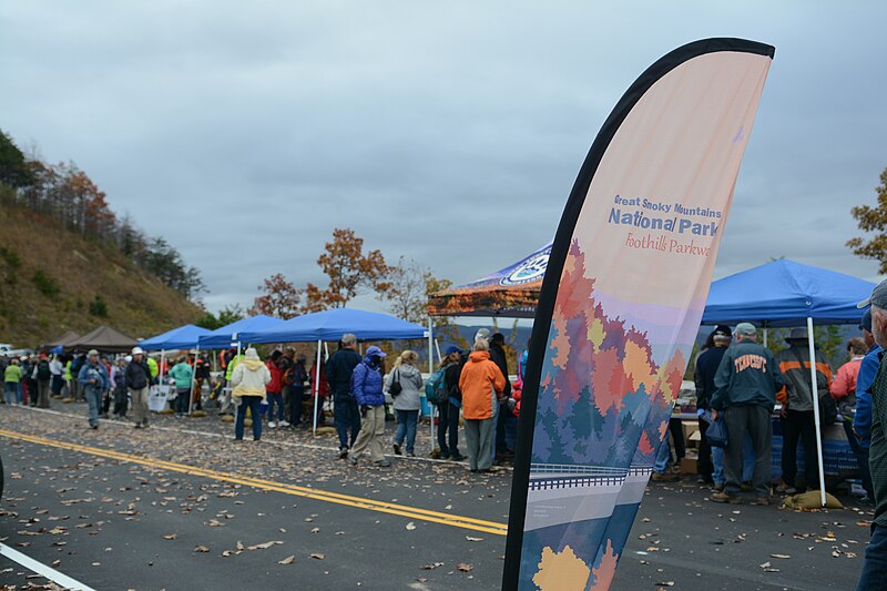 File:Foothills Parkway Community Day, November 8, 2018--Chalice Keith (45959614431).jpg