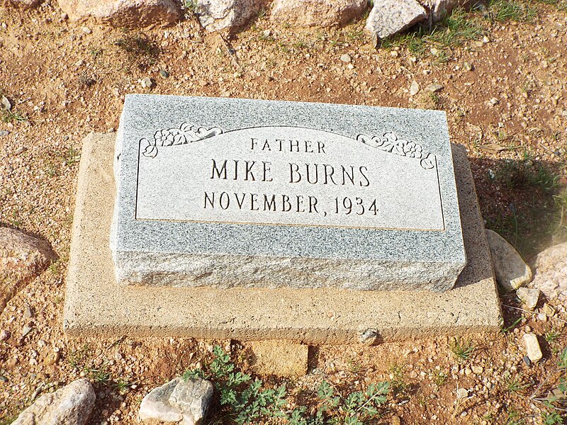 File:Fort McDowell Yavapai Nation--Ba Dah Mod Jo Cemetery-Mike Burns grave-2.jpg