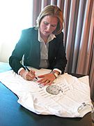 ウィキペディアTシャツにサインするリヴニ（2009年）