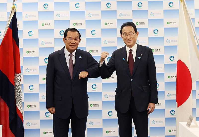 File:Fumio Kishida Hun Sen 4th Asia-Pacific Water Summit.jpg