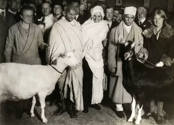 Fichier:Gandhi en visite à Noailles, 1931.webp