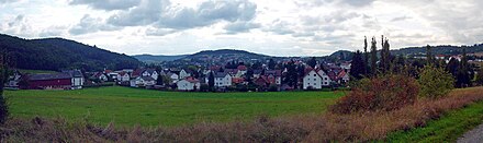 Gladenbach von der B 255 aus gesehen. Im zentralen Hintergrund der 357 m hohe Lammerich, links der nördliche Fuß des 361 m hohen Kirchberges.