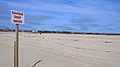 Hoogwater-waarschuwingsbord op het strand