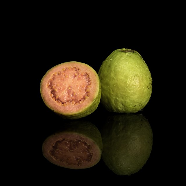 Goyave (Psidium guajava) sur fond noir.\n (définition réelle 4 000 × 4 000)