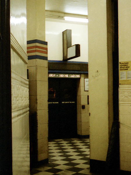 File:GoodgeStreet-Old-Lifts1 (50731056347).png