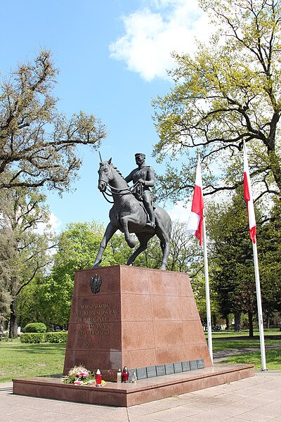 File:Gorzow Wielkopolski Jozef Pilsudski Monument 2016 P01.jpg