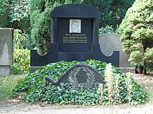 Grave August Wilhelm Hofmann.JPG