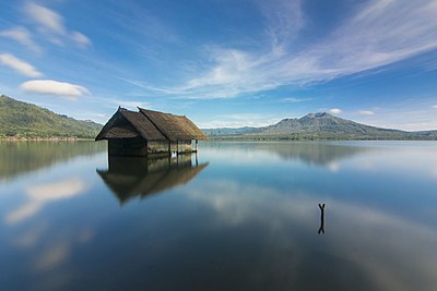 Sebuah gubuk terletak di tengah Danau Batur, Kintamani, Bali