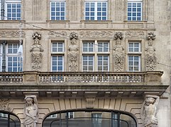 Hôtel Pichon, Bordeaux, Skulpturen und Balkon, rechts.jpg