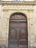 Ușă între o pereche de pilaștri dorici în Montpellier (Franța)