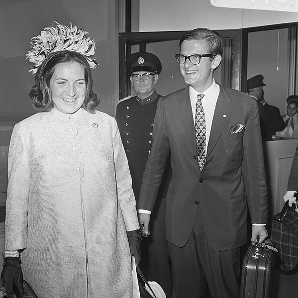 File:H. K. H. Prinses Margriet en Mr. Van Vollenhoven komen aan op Schiphol na bijwon, Bestanddeelnr 922-7784.jpg