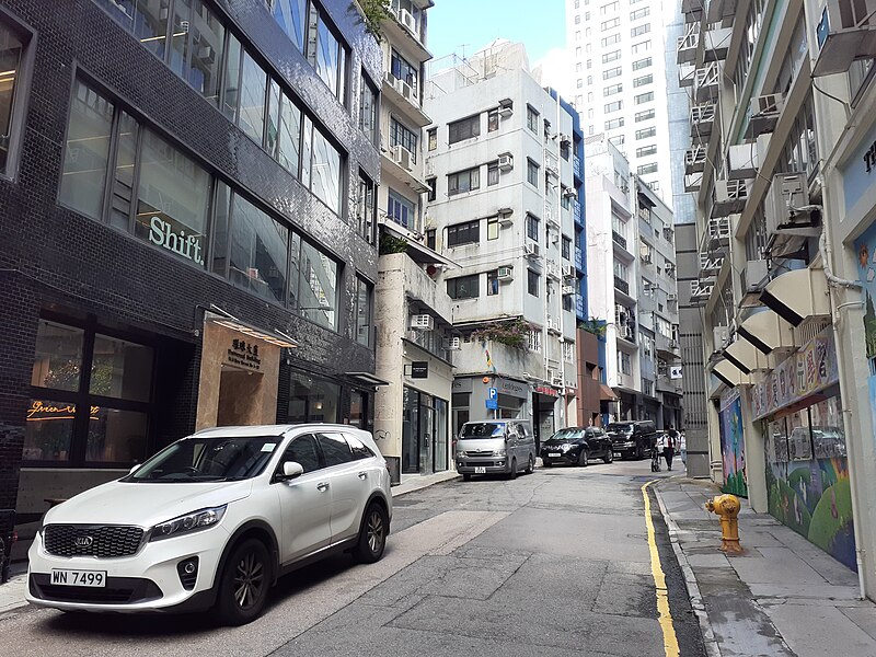 File:HK SW 上環 Sheung Wan 新街 New Street Universal Building 17pm June 2020 SS2 06.jpg