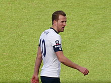 Kane captaining Spurs in 2016. He inherited the number 10 jersey at the start of the 2015–16 season