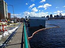 Das Harvard Sailing Center in Cambridge, Massachusetts, versinkt während der Nor'easter teilweise im Charles River.