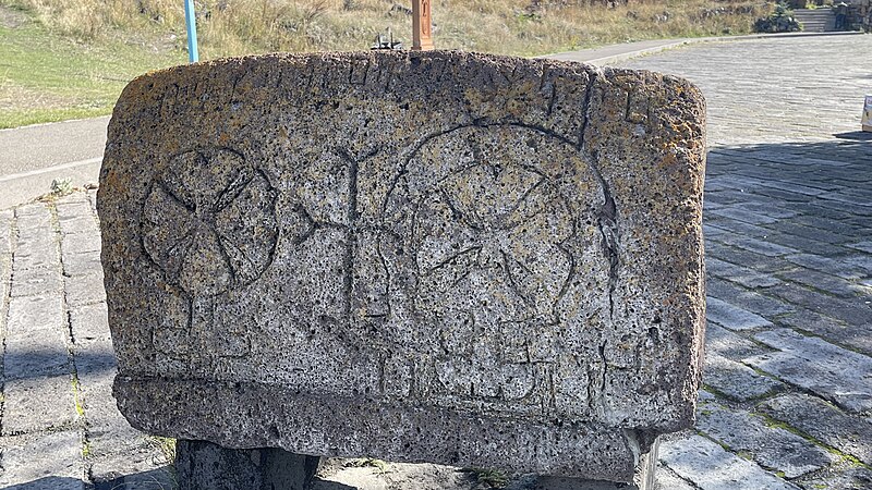 File:Hayravank Monastery Khachkar 006.jpg