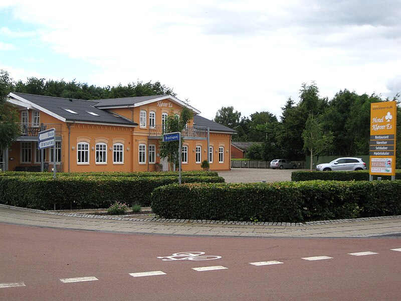 File:Hellevad - Aabenraa Kommune - Hotel Kløver Es 1.jpg