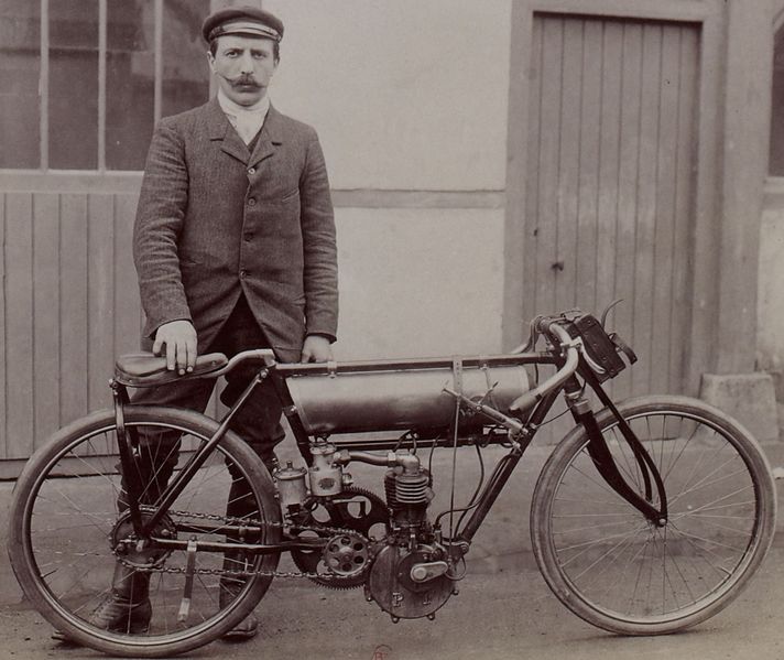 File:Henri Cissac et sa motocyclette Peugeot (1905).jpg