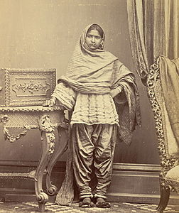 Sinda knabino de Karaĉio, Sindo, kun Sinda cholo kaj mallarga suthan. Ĉ. 1870.