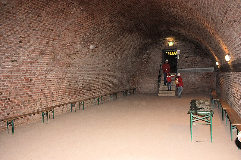 File:Homburg, die Schlossberghöhlen, Bunker.jpg