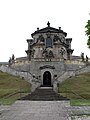 L'église et l'entrée vers la crypte