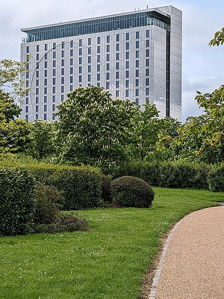 File:Hotel La Tour, Central Milton Keynes.jpg