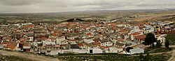 Huerta de Valdecarábanosning qal'a xarobalaridan panoramali ko'rinishi.