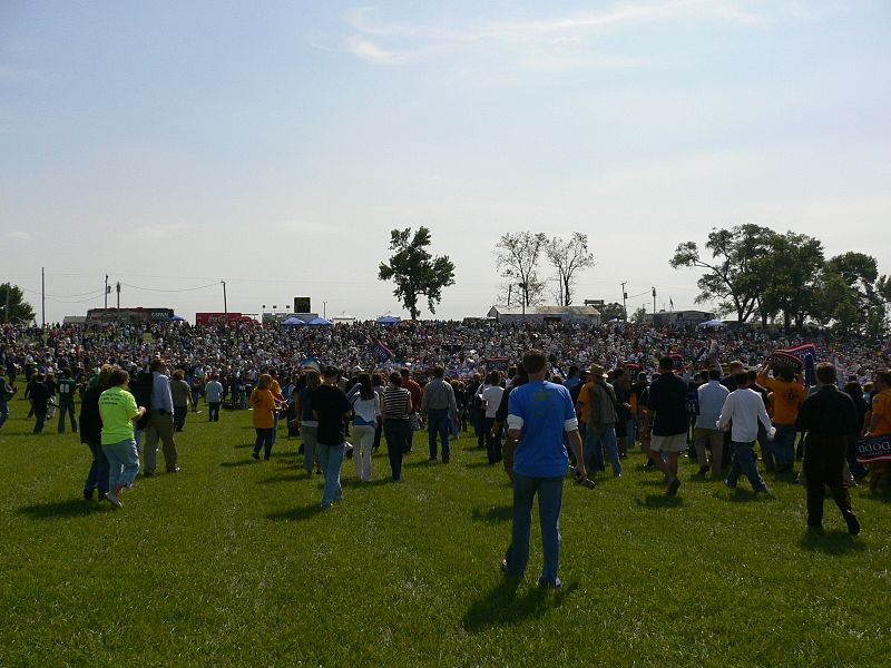 File:Huge Crowds at the Steak Fry (1405329138).jpg