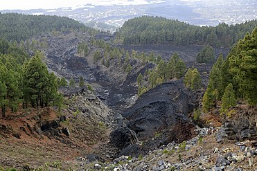 Lavastrom des Llano del Banco-Vulkans tal­wärts, im Vor­der­grund der Anfang (Aus­tritts­stelle)