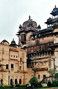 Le Sheesh Mahal devant le Raja Mahal.