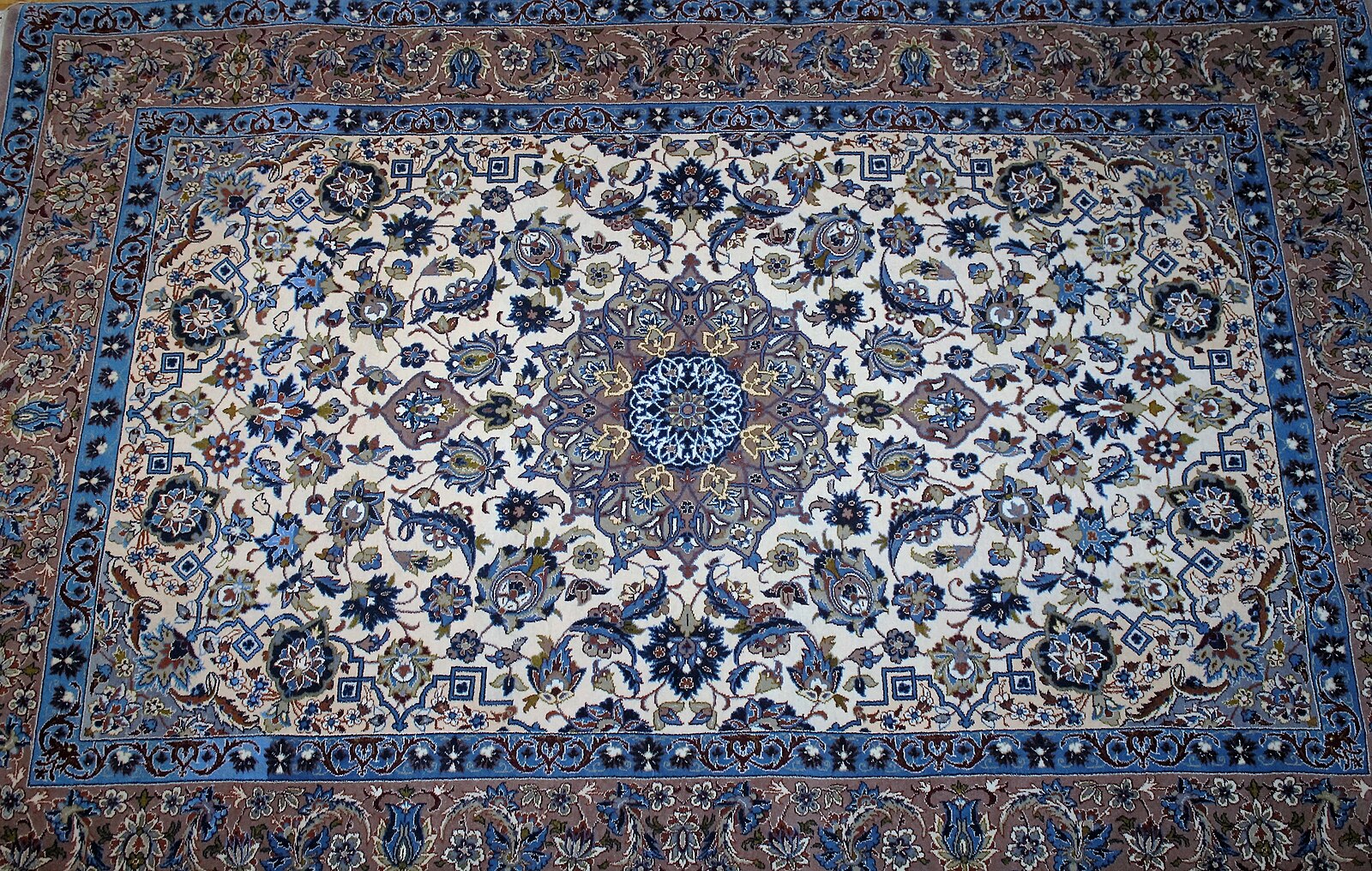 1600px-ISFAHAN_CARPET_SIGNED_ETEMADI.jpg