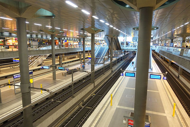 File:Interior of Berlin Hauptbahnhof - DSC09579.JPG