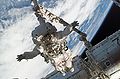 Първото излизане в космоса: Ричард Линехан „лети“ към Гарет Райсмън.