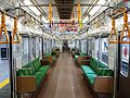 JR東日本製造分埼京線用車の車内。製造時、座席のモケットは茶色系統の色であったが、2000年代以降、緑色系統の色のものに張り替えられている。（2008年6月5日）