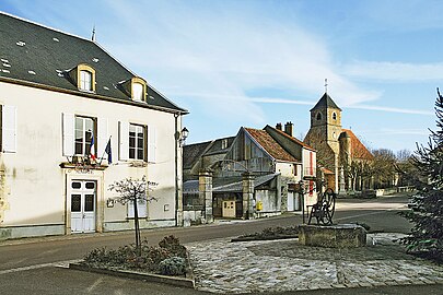 Place de la Mairie et église de Joux-la-Ville.