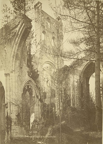 File:Jumièges. Ruins of the Abbey Church, Choir and Central Tower (3485943857).jpg