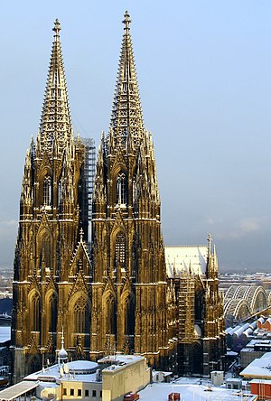 קתדרלת קלן בחורף מושלג בגרמניה בתאורת שקיעה. זוהי הקתדרלה הגדולה והמפוארת ביותר בגרמניה. צמד צריחיה המחודדים מתנשא לגובה 157 מטר.
