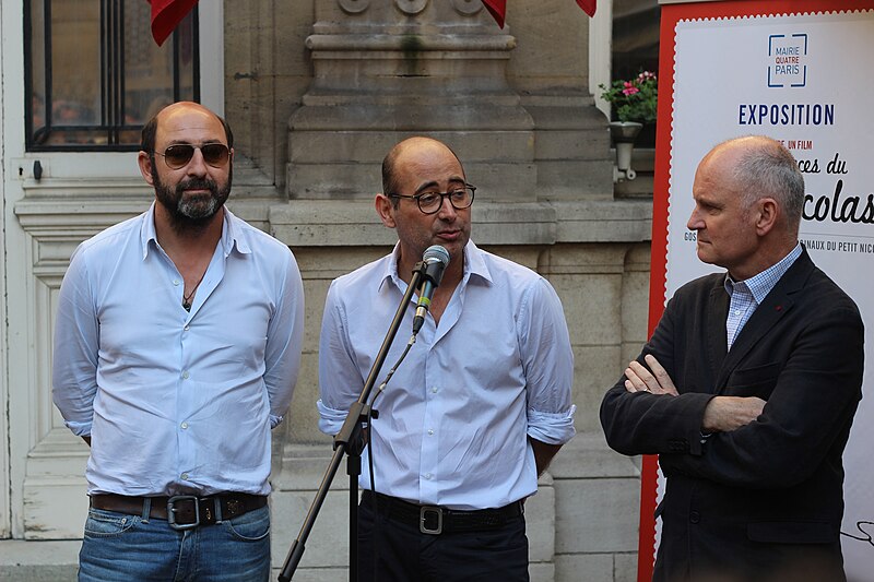 File:Kad Merad, Laurent Tirard, Christophe Girard - Expo Petit Nicolas - Mairie du IVe, Paris (14267688878).jpg