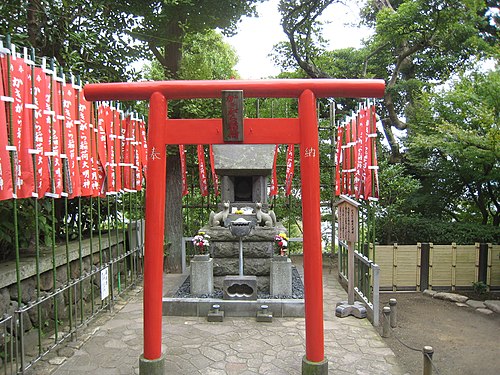 Kakigara-Inari alter med kitsune-statuer i Hase-dera (Kamakura)
