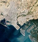 Karachi avaruudesta. Kuvan vasemmalla laidalta voi löytää esimerkiksi Karachin sataman ja keskiosissa kansainvälisen lentoaseman.