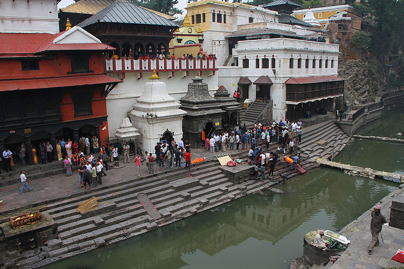 File:Kathmandu-Pashupatinath-Tempel-12-Arya Ghat-Totenfusswaschung-gje.jpg