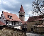 Blick auf den mittelalterlichen Eingangsbereich der Kirchenburg mit Schulglockenturm