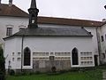 Čeština: Kaple sv. Anny v areálu cisterciáckého kláštera ve Vyšším Brodě se zdí pokrytou náhrobními deskami klášterního hřbitova