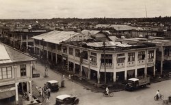 Crossroad of Canton and Hakka street in Medan's Chinatown, 1930 Kruispunt van de Cantonstraat en Hakkastraat te Medan met op de hoek de Canton Fotograaf, KITLV 181220.tiff