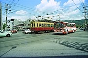 御陵方面へ向かう京阪京津線の列車（中央）と並走する三条京阪方面行きの京阪バス（右）（1978年）