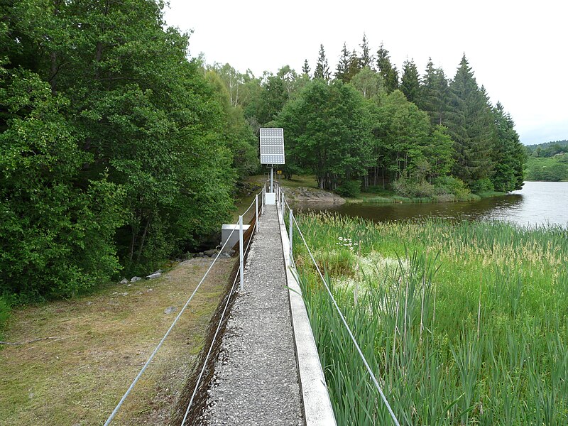 File:Lac du Tact digue.JPG