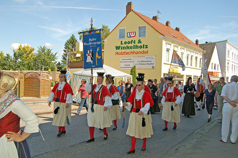 File:Landestrachtenfest S.H. 2009 72.jpg